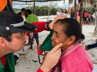 Sinergias participó en el primer mapeo sistemático del tracoma en la Amazonía colombiana, evidenciando que esta enfermedad infecciosa sigue siendo un problema de salud pública en varios departamentos, especialmente en comunidades con acceso limitado a agua y saneamiento, y resaltando la necesidad de implementar estrategias de control en diálogo con saberes locales.