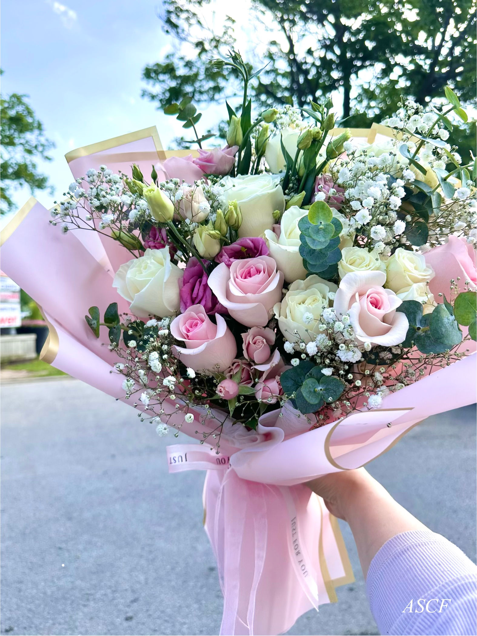Dozen Roses Lisi Bouquet 
