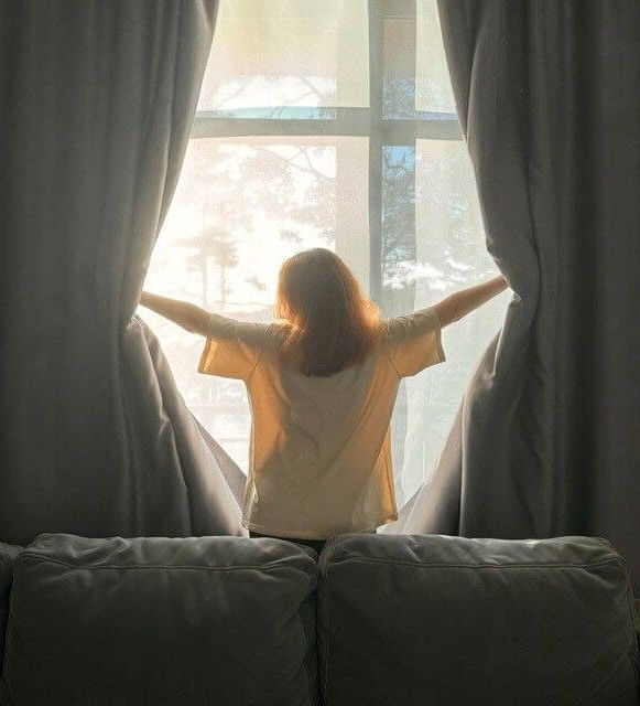 Woman breaking free from trauma bond — narcissistic abuse and toxic relationship recovery with Reframind