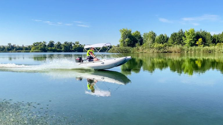 Прев'ю: Надувний моторний катамаран Kolibri КМ-340СМ світло-сірий з тентом від сонця глісує на воді - офіційний дилер