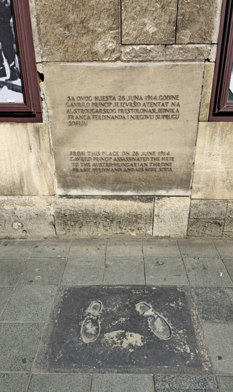 Gavrilo Princip emlékjele a Latin híd közelében, Szarajevóban – Útinapló Kalandoroknak