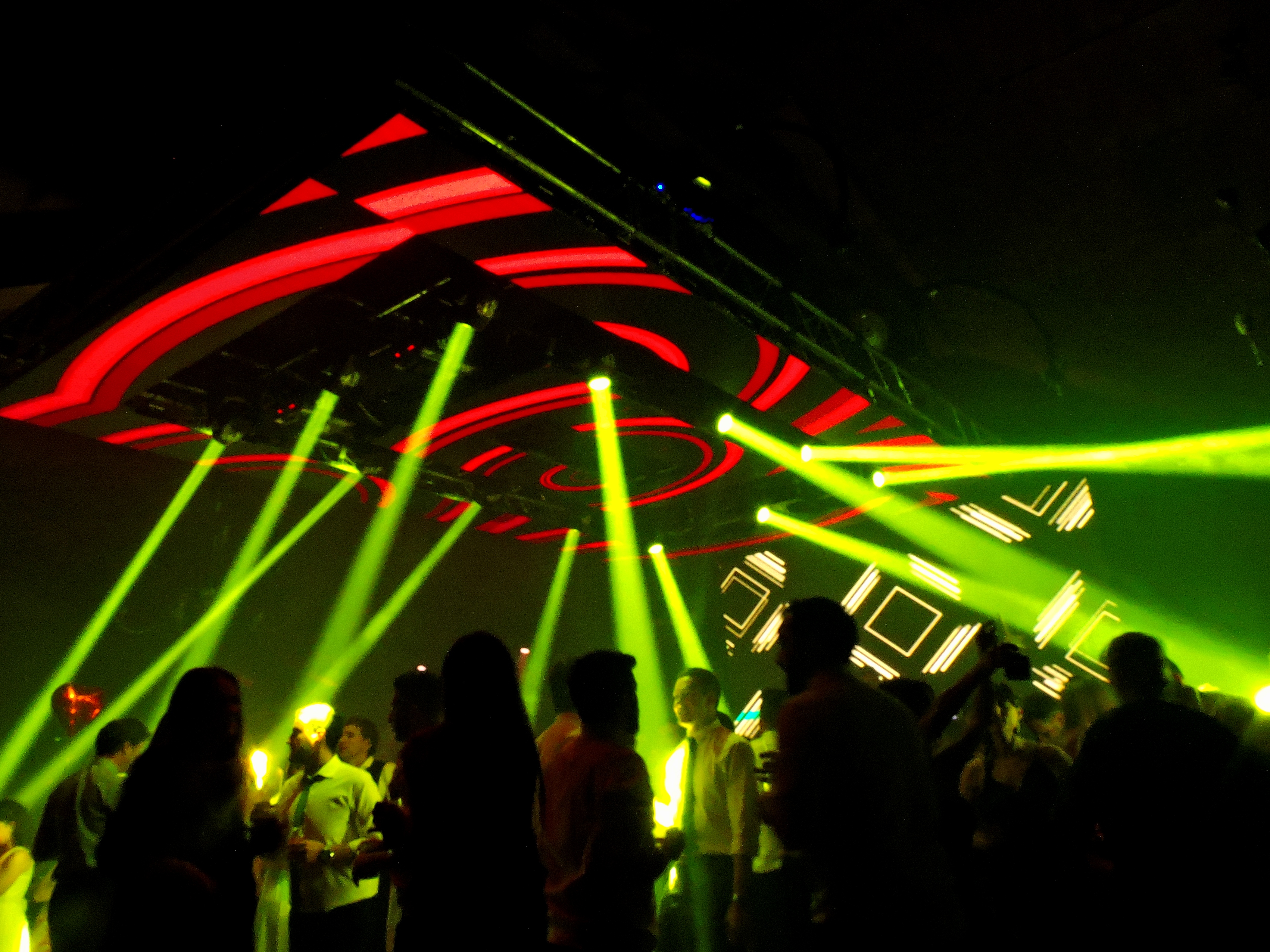 DISEÑO CON PANTALLA LED