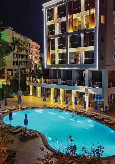 Sunrise Hotel, aile dostu hizmetleri ve güvenli ortamıyla sevdiklerinizle keyifli bir tatil imkânı sağlar.