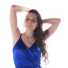 Portrait en robe bleue, pose en mouvement, lumière studio, rendu mode.