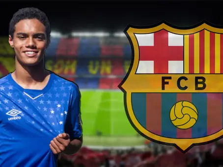 Le fils de Ronaldinho João Mendes suit les traces de son père au FC Barcelone.