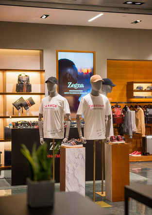 Dos maniquíes con camisetas blancas y gorras expuestos para la campaña de zegna