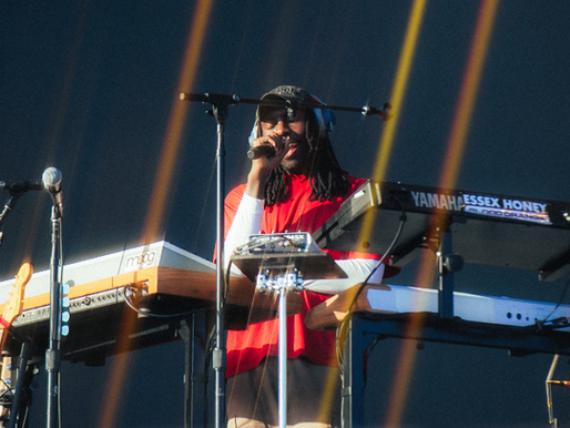 Blood Orange mistura introspecção e crítica social em show no Lollapalooza Brasil 2026