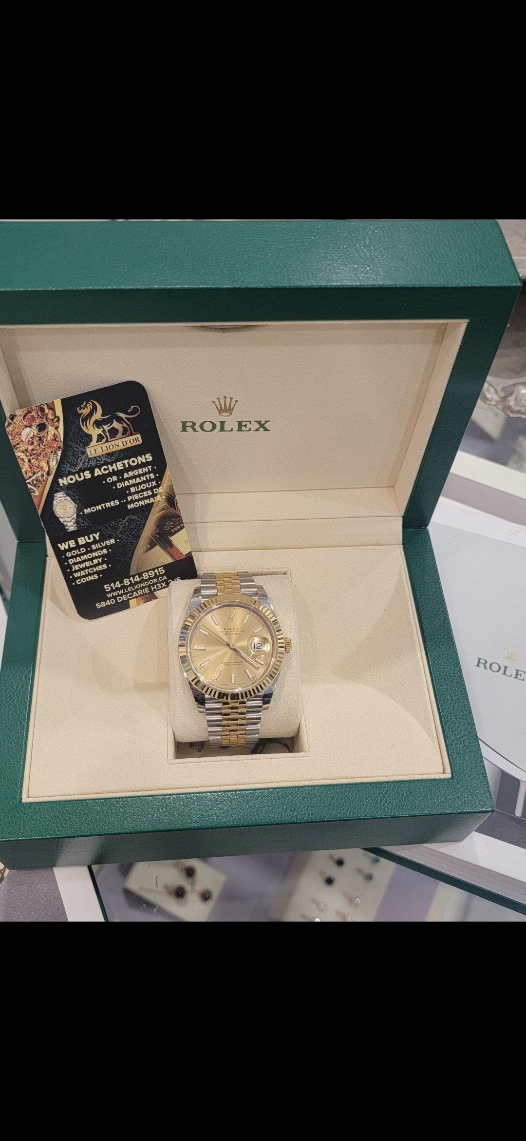 A watch with its presentation set — Le Lion d’Or