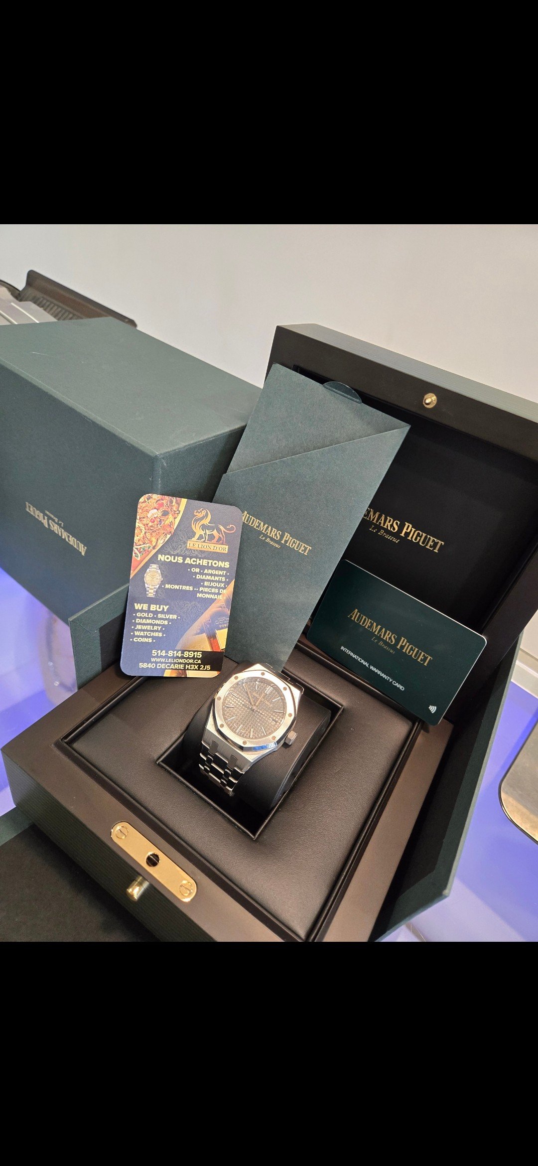 A watch with its presentation box — Le Lion d’Or