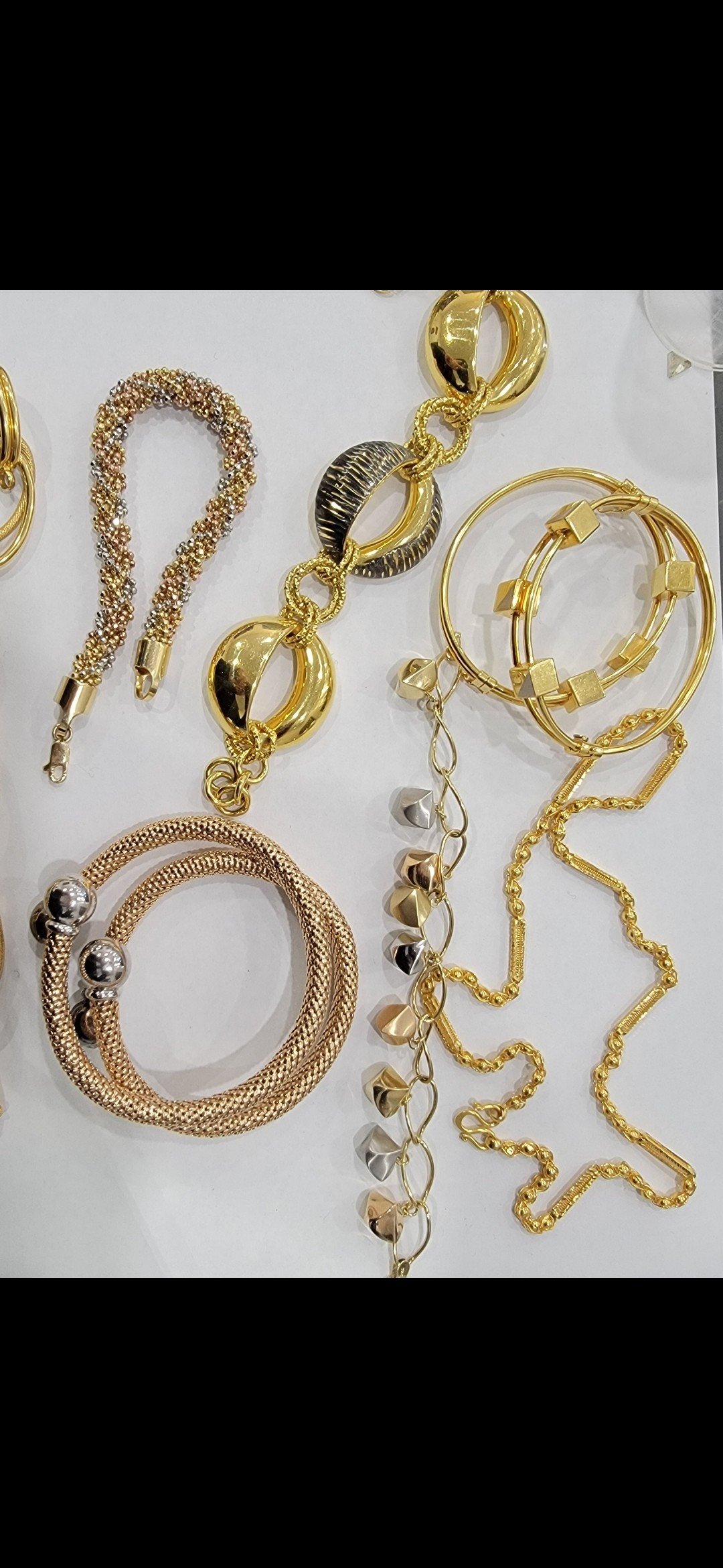 Chains, bracelets and fine details — Le Lion d’Or
