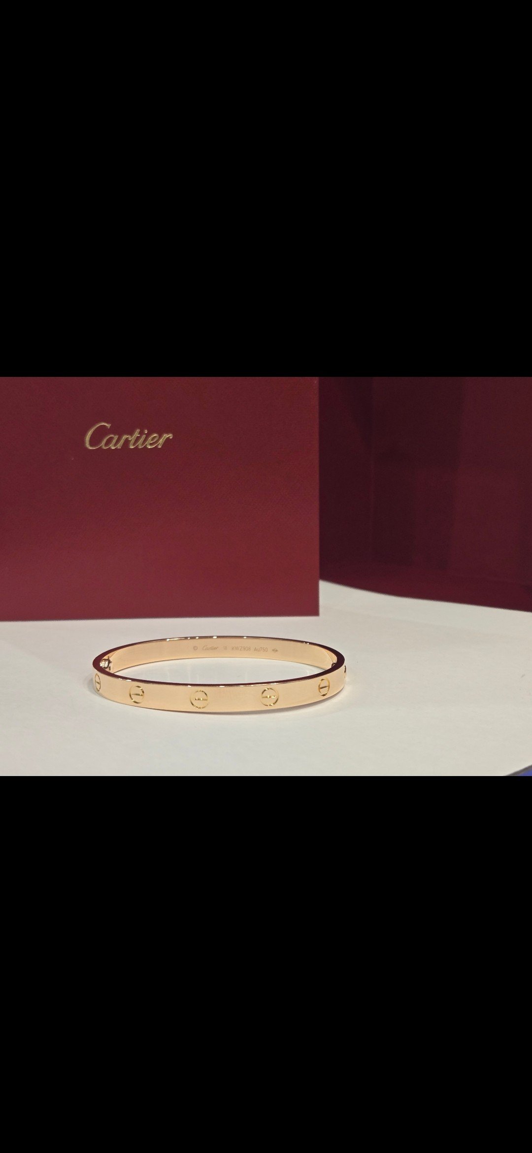 A signature gold bangle — Le Lion d’Or