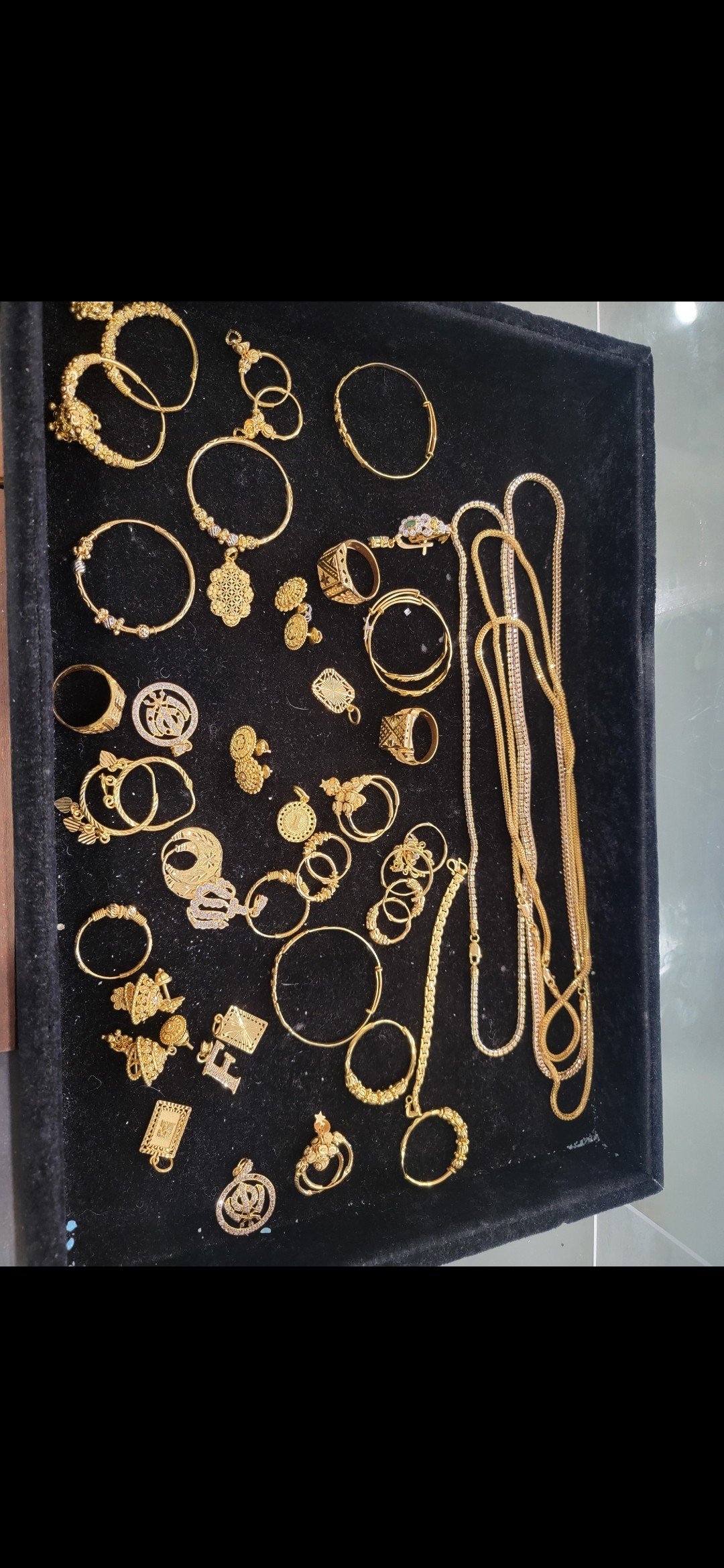 A collection of gold jewellery — Le Lion d’Or