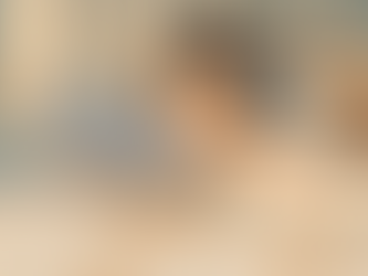 Jeune femme, entourée de documents, en train de déclarer ses impôts