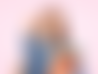 Une fille de 25 ans avec le sourire qui tient des dossiers