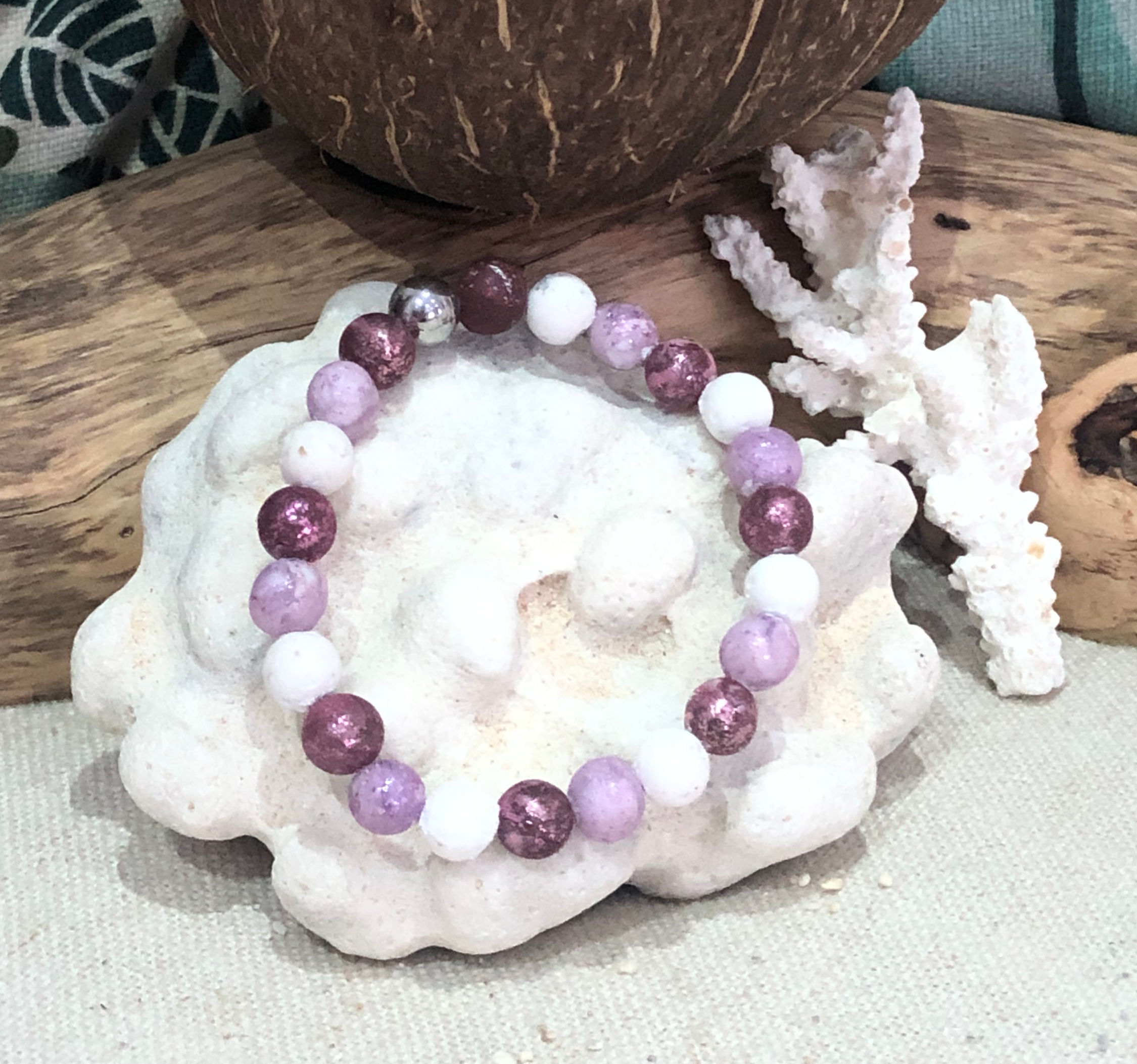 Bracelet Élastique avec Perles Violettes Marbrées et Blanches en Cire d'Abeille