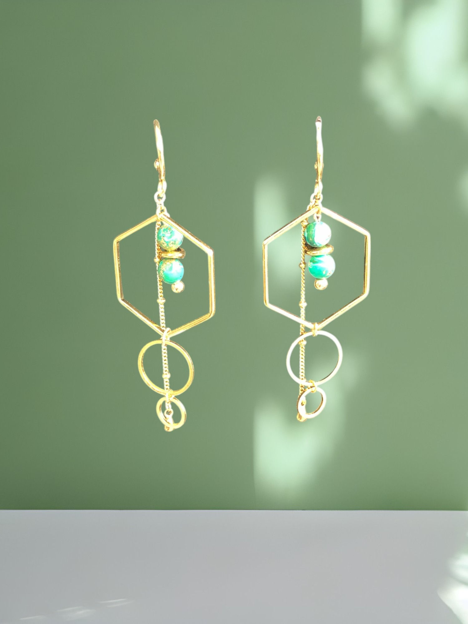 Boucles d'Oreilles Dorées en Or Fin avec Hexagone, Rond et Perles Vertes