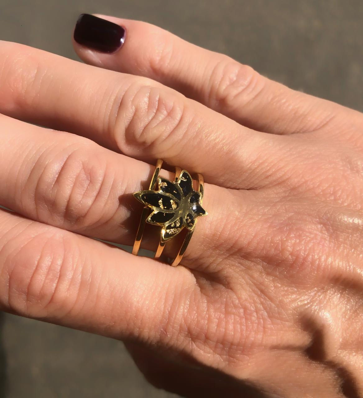 BAGUE ESSENCE LOTUS NOIR DORÉ