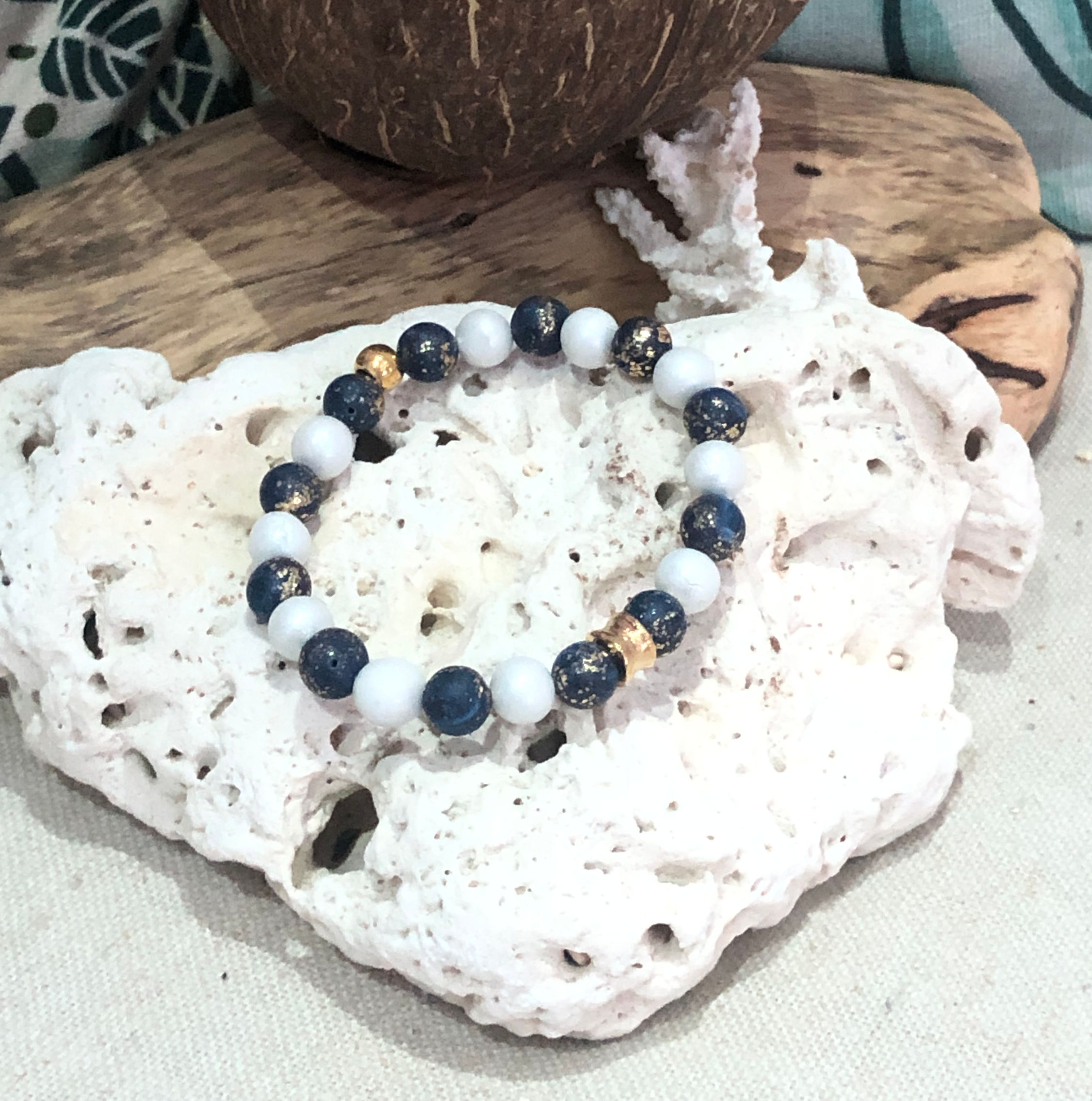 Bracelet Élastique Apprêts Dorés à l'Or Fin et Perles Bleues, Dorées et Blanches