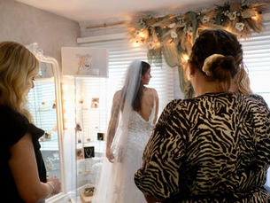 Entourage Drama? No Thanks! Mastering the Art of Controlling the Wedding Dress Squad Shopping