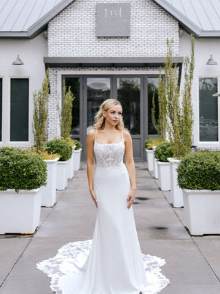 Stella York 7868, Fitted Wedding Dress SIZE 14 | Wedding Belles.love Stella York 7868, Fitted Wedding Dress SIZE 14 | Wedding Belles.love