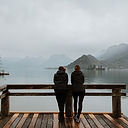 Couple contemplant un lac de montagne depuis un ponton