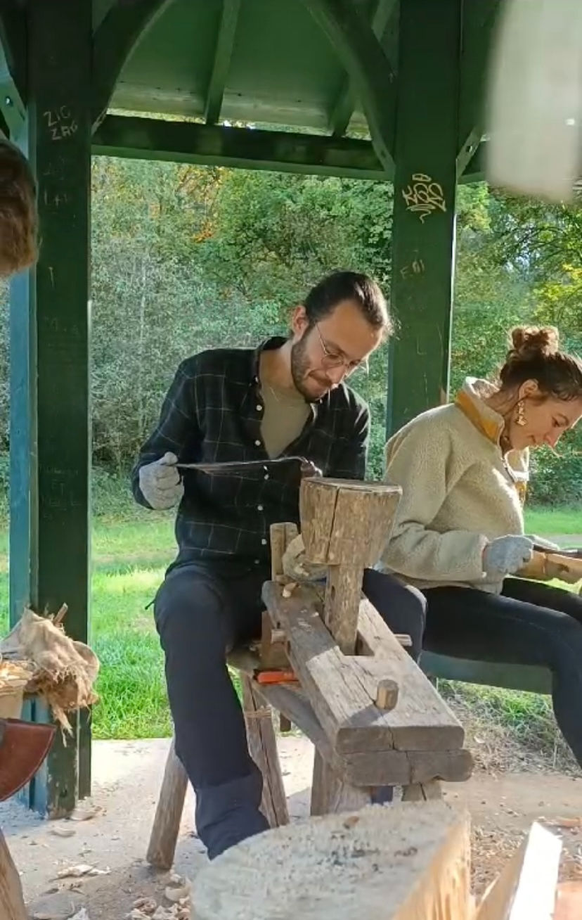 Nos voyageurs Enjoy Trip en immersion auprès de notre tourneur sur bois
