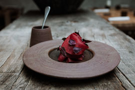 Assiette gastronomique mettant en valeur un produit de saison