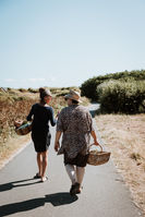 Promenade dans la nature entre deux participantes