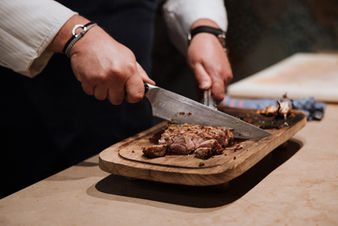 Découpe d'une viande cuisinée par un chef