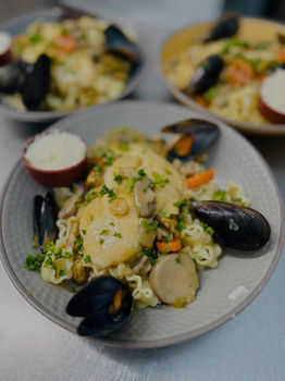 plat de moules ou poisson cuisine traditionnelle restaurant