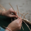 Tressage manuel de fibres naturelles lors d'un atelier artisanal