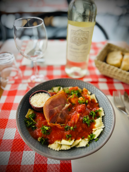 plat maison sauce tomate et salade restaurant traditionnel Carnoux