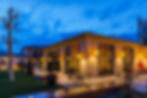 Terrasse illuminée d'un restaurant au crépuscule.