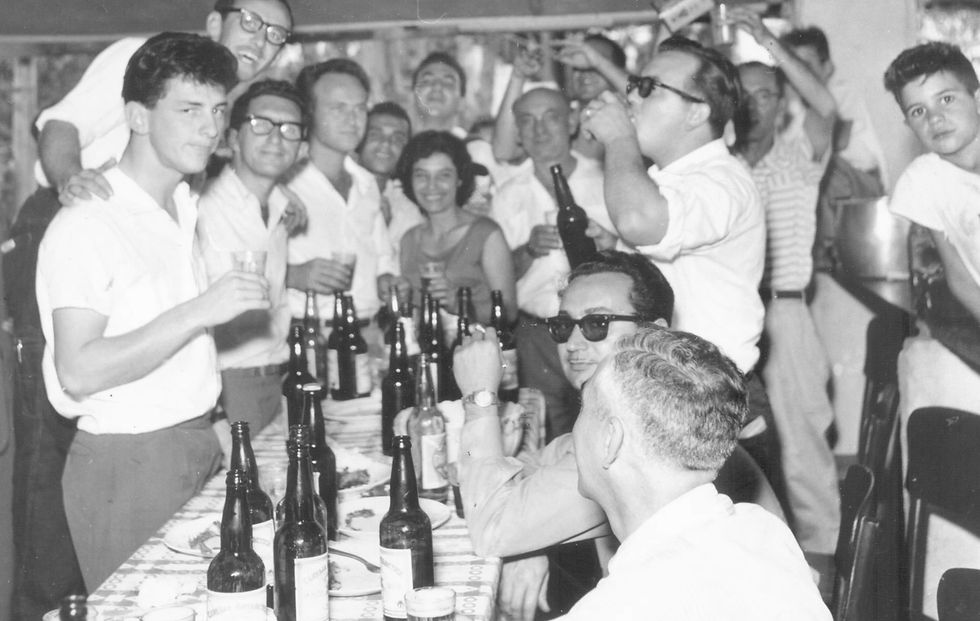 Com funcionários e colaboradores do “Taperá”(no centro entre os 5 à frente) homenageados nos 30 anos do jornal (1994)