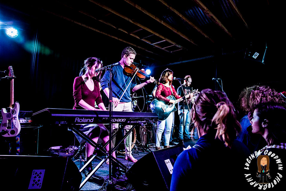 LG__20161028_00036_Mae_Udarbe_Band_Roulette___Workers_Club,_Geelong
