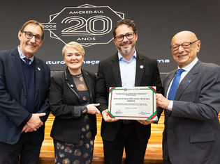 Presidente da Acredite Microfinanças, Paulo Fiamoncini, recebe homenagem durante Ato Parlamentar Solene em comemoração aos 20 anos da AMCRED-SUL, realizado na Assembleia Legislativa de Santa Catarina.