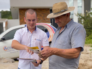 Agente de Crédito atendendo Empreendedor