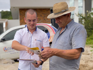 Agente de Crédito atendendo Empreendedor