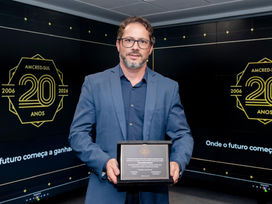 Paulo José Fiamoncini recebe homenagem durante evento de 20 anos da AMCRED-SUL