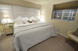 Guest bedroom, en suite, king and can be split into twins