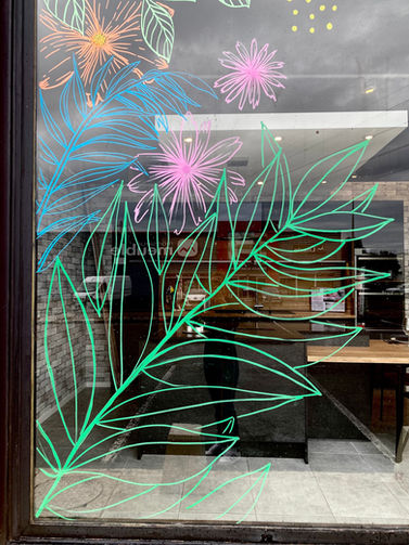 mdd décoration- Claire Dodin-décoration-art-peinture-artiste peintre-métier-art-visuel-illustration-chambre-peinture murale intérieur-peinture mural et plafond-fresque murale-design mural-design mural monumental-fresque murale monumental-peinture murale monumentale-papier peint-fresque murale chambre-fresque murale extérieur-fresque murale posca-peintre muraliste- décoration murale-décoration intérieure-vitrine- peinture vitrine noel- peintre vitrine noel- peinture vitrine sapin de noel-peinture sur vitre-peinture pour vitre-peinture vitrine magasin-peinture vitrine pacques-vitrine noel-vitrine automne-peinture décoration vitrine noel-peinture vitrine deco-peintre de vitre- posca- vitrine printemps-vitrine en papier-vitrine florale-vitrine oiseaux- vitrine pharmacie- Printemps- Vitrine magasin de cuisines