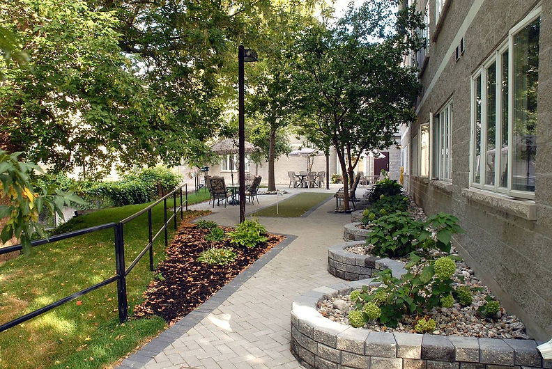 1280px-Back_garden.jpg