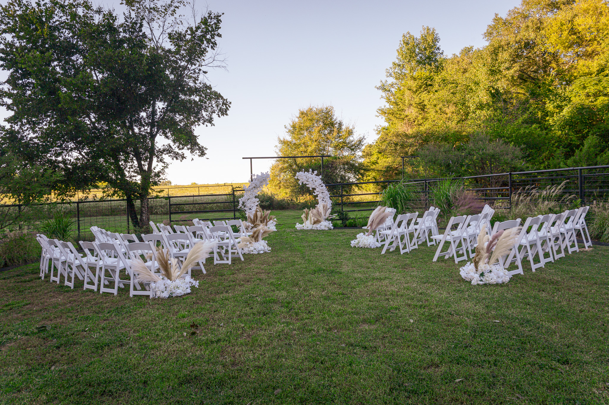 The W · Outdoor ceremony setting