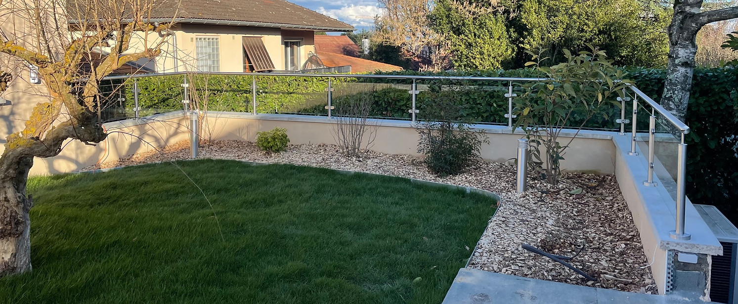 Installation d’un garde corps sur poteaux inox 304 coupés sur mesures et posé via platines inox sur muret bêton proche Pusignan 69330 sud est Rhône