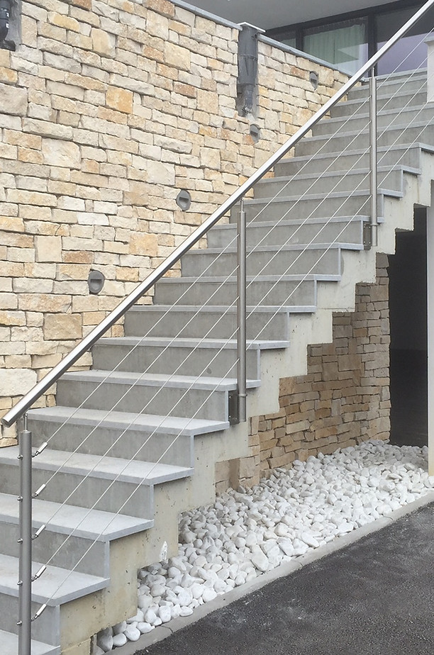 Rampe d'escaliers en inox avec câbles 316 de 4 mm fabriqué et installé à Jonage 69330 sud est du Rhone