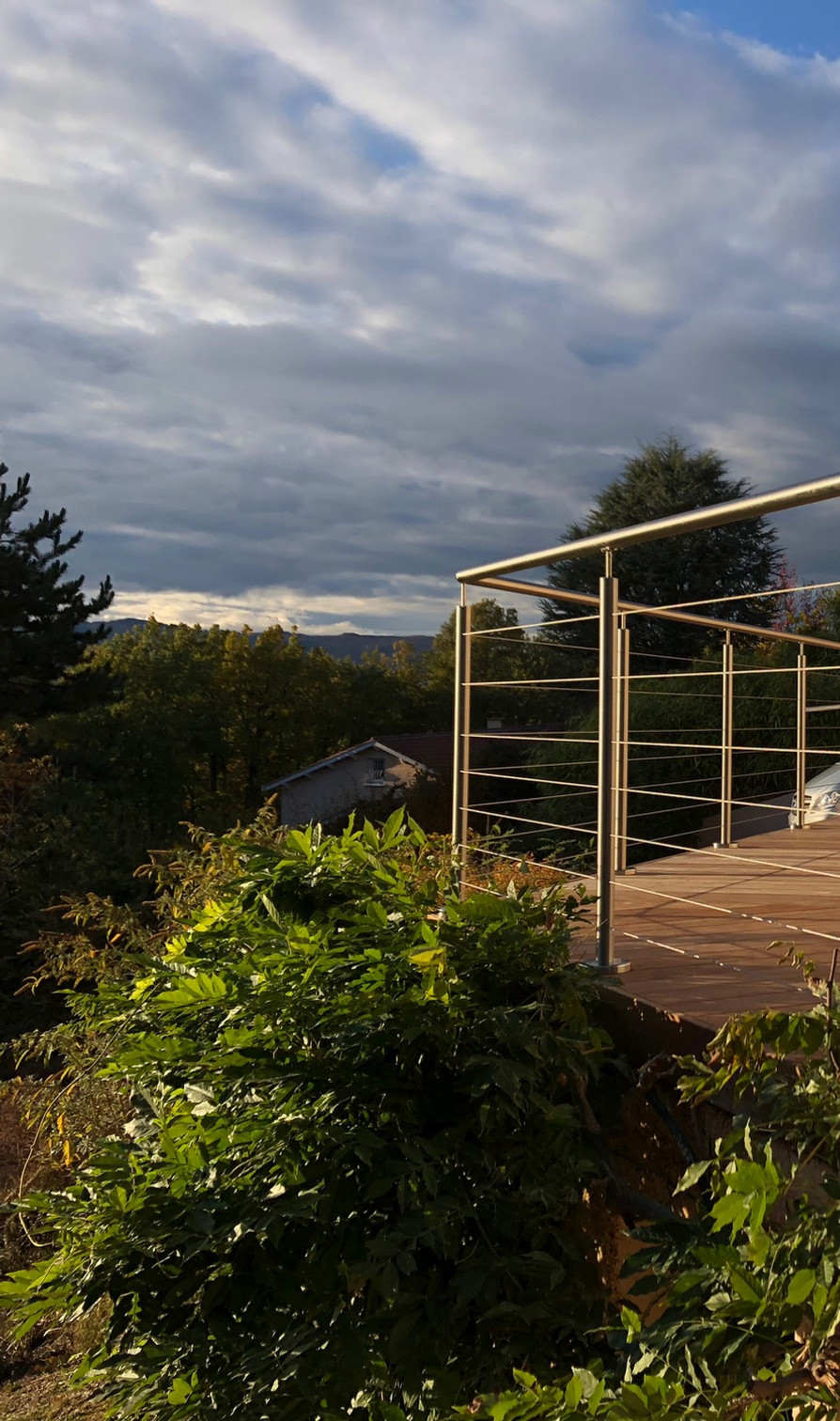 Pose d'un garde corps sur terrasse bois en extérieur à Méximieux 01800