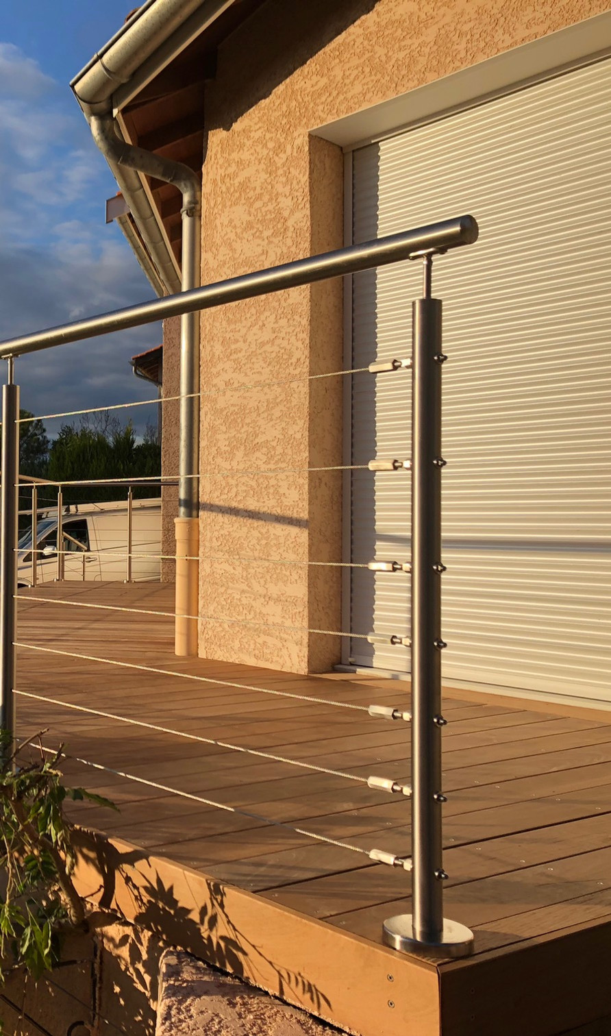 Installation de la rambarde en inox brossé sur terrasse bois, en extérieur, à Méximieux