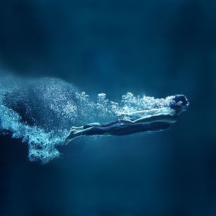 photo d'une personne plongeant sous l'eau