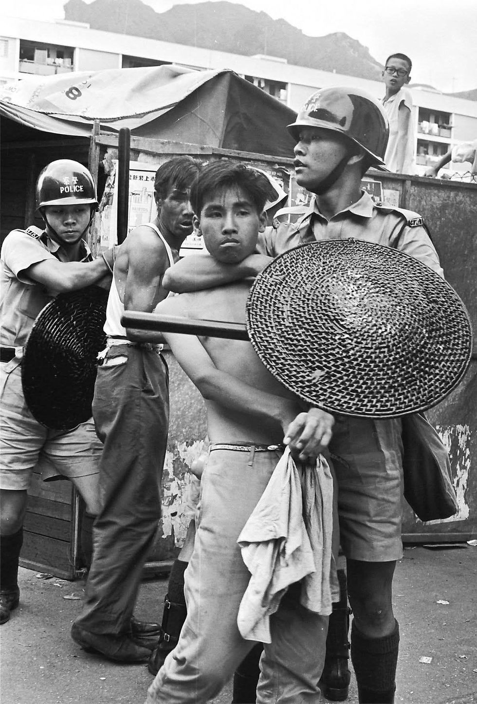 港英政府如何處理1956年暴動中的死者