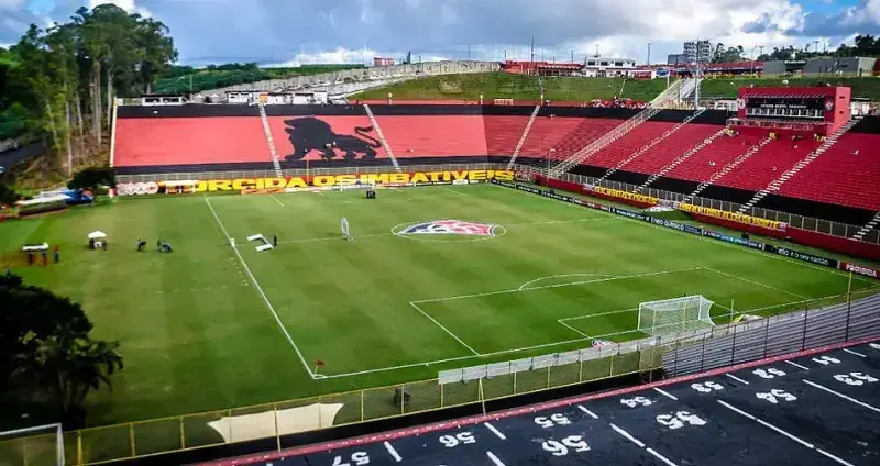 Vitória e Vasco se enfrentam no retorno do Brasileirão